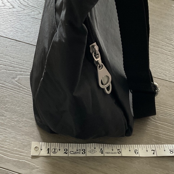 BAGGALLINI Crossbody Black Bag Lightweight EUC - Picture 2 of 10